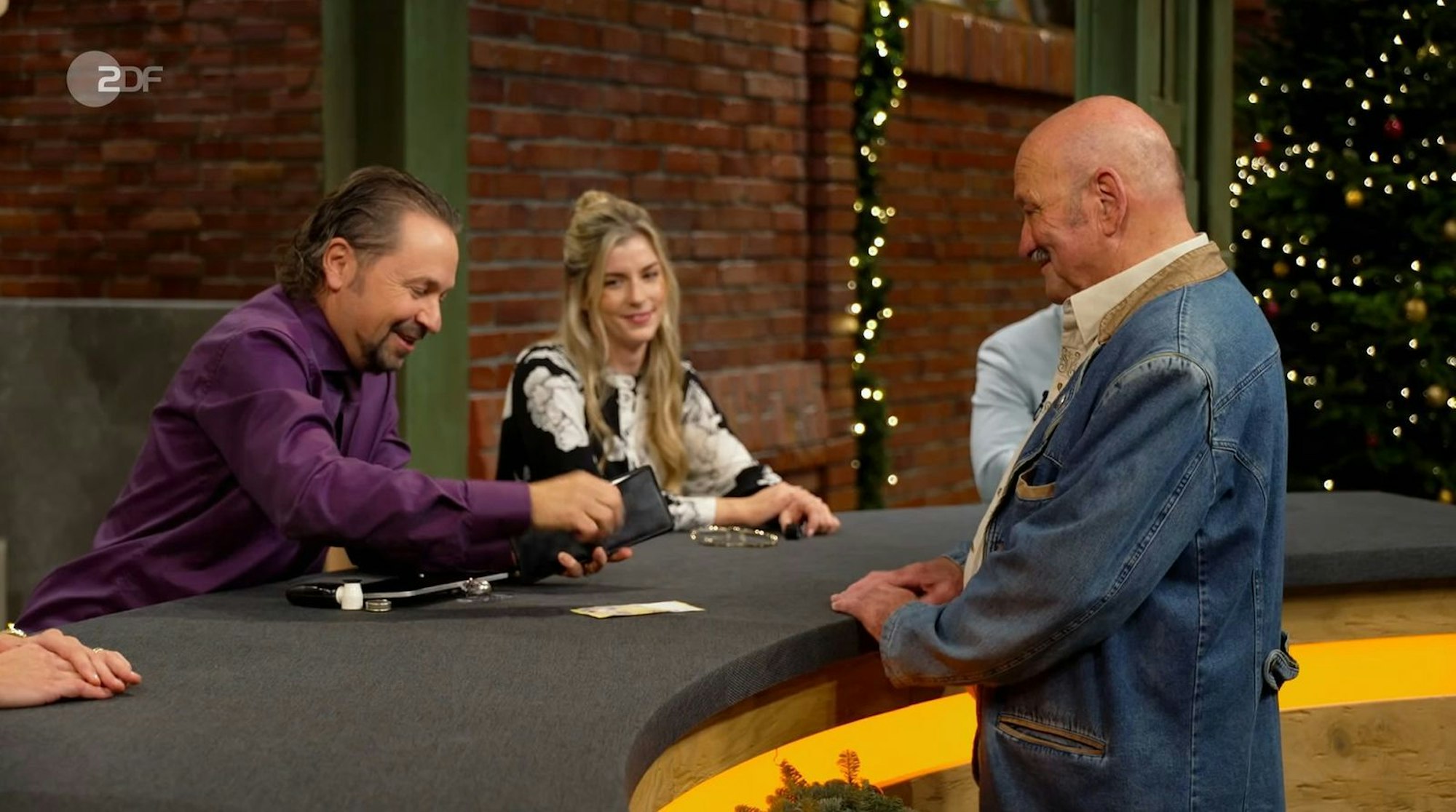 Wolfgang Pauritsch sicherte sich die Krippe für 400 Euro. (Bild: ZDF)