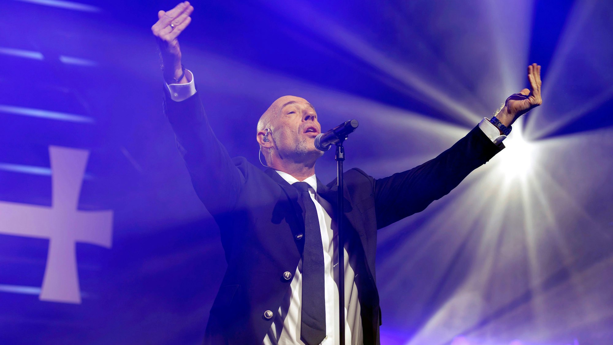 Frontmann Der Graf von der Band Unheilig beim Konzert in Köln.