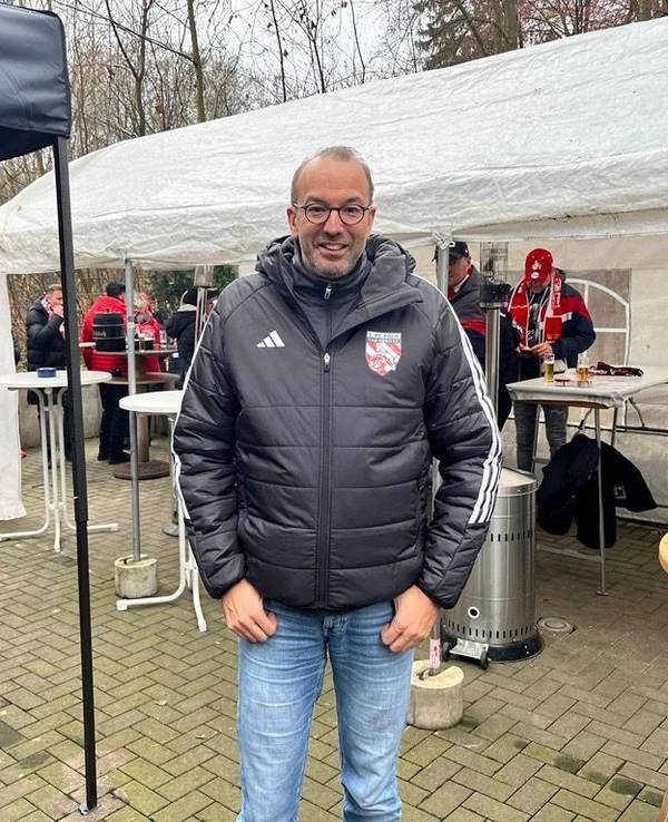 Jörg Weitz, Vorstand von „fans1991“ am 20. Dezember 2025 im Biergarten an der Sporthochschule in Köln.