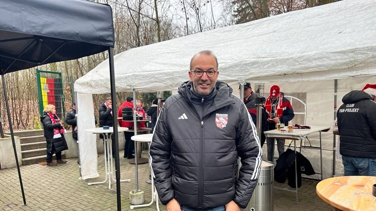 Jörg Weitz, Vorstand von „fans1991“ am 20. Dezember 2025 im Biergarten an der Sporthochschule in Köln.
