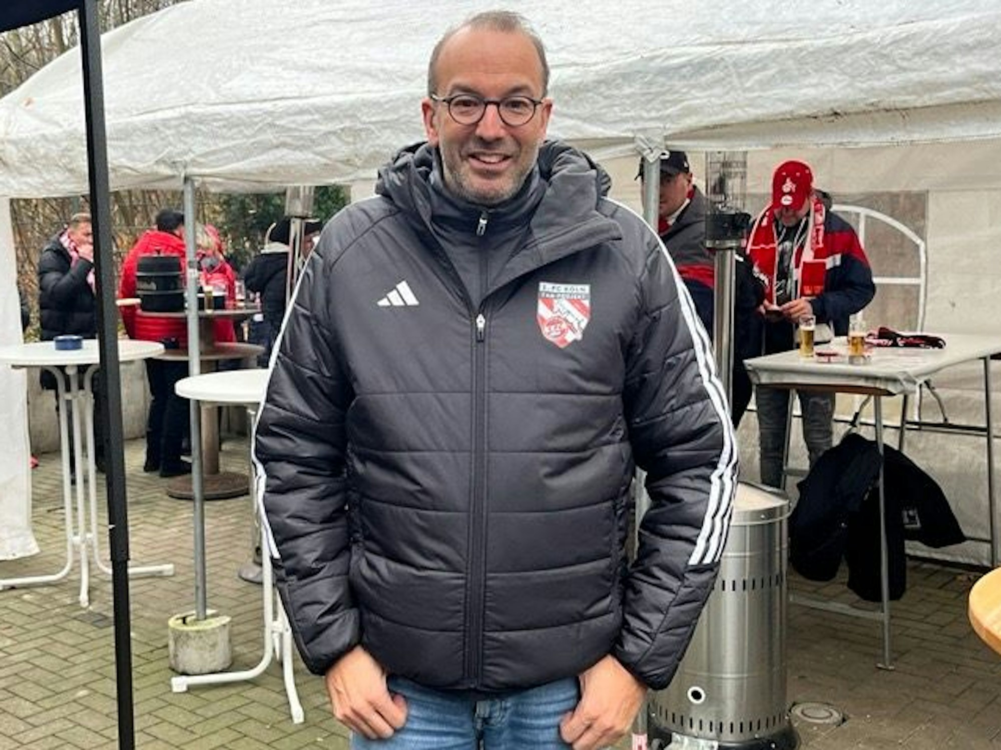 Jörg Weitz, Vorstand von „fans1991“ am 20. Dezember 2025 im Biergarten an der Sporthochschule in Köln.