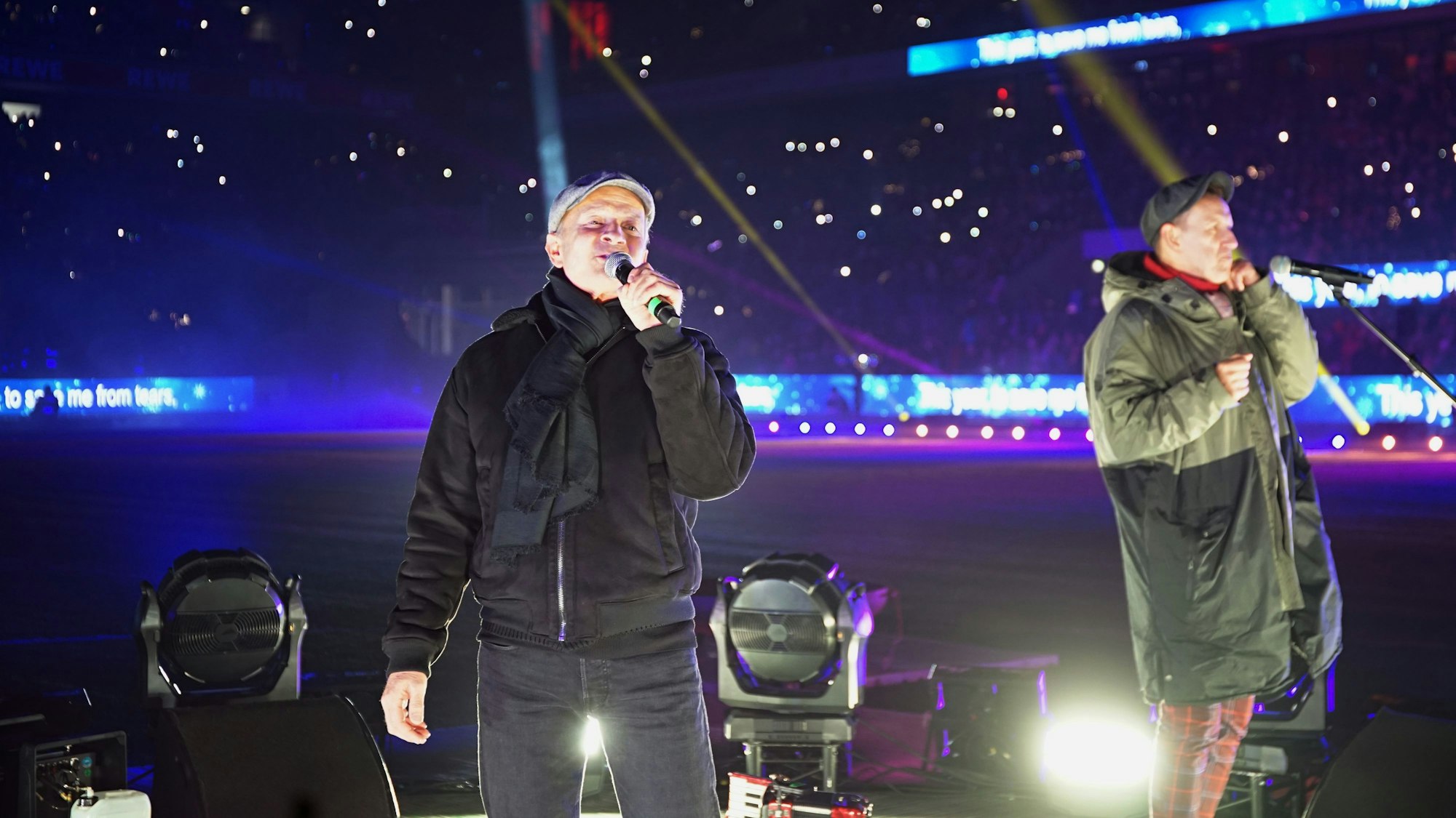 Die Klüngelköpp beim Auftritt im Stadion.