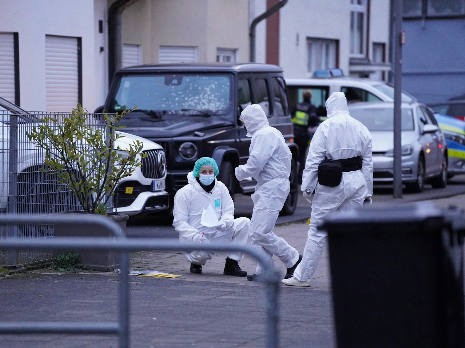 Einsatz in der Johannesstraße in Köln-Porz. Dort explodierte in der Nacht ein Sprengsatz.