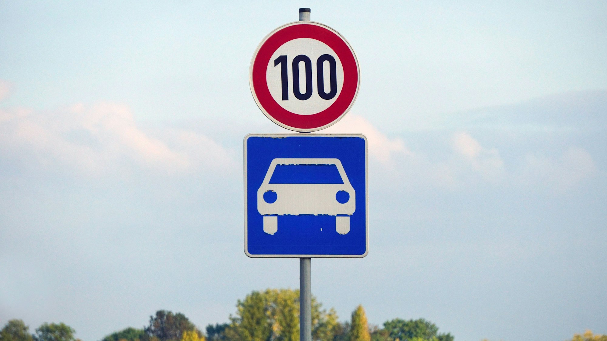 Verkehrsschilder: Kraftfahrstraße und Geschwindigkeitsbegrenzung 100