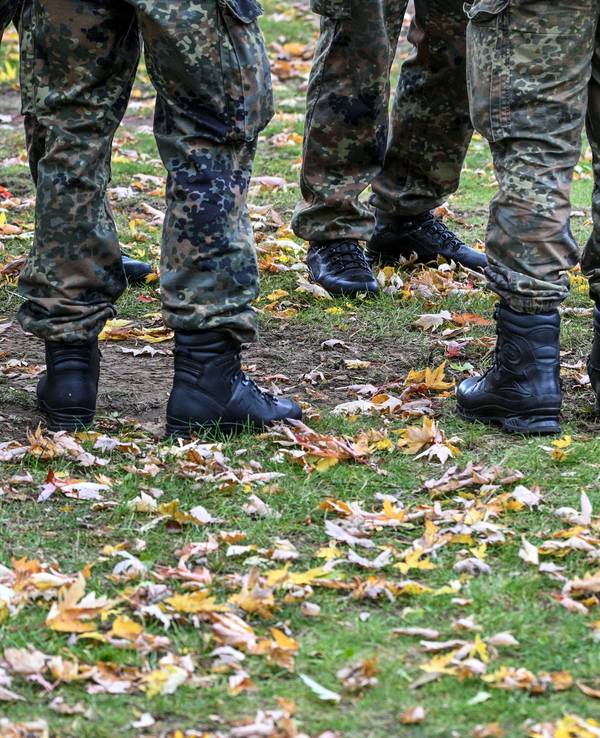 Soldaten der Bundeswehr stehen vor dem feierlichen Gelöbnis im Stadtpark zusammen.