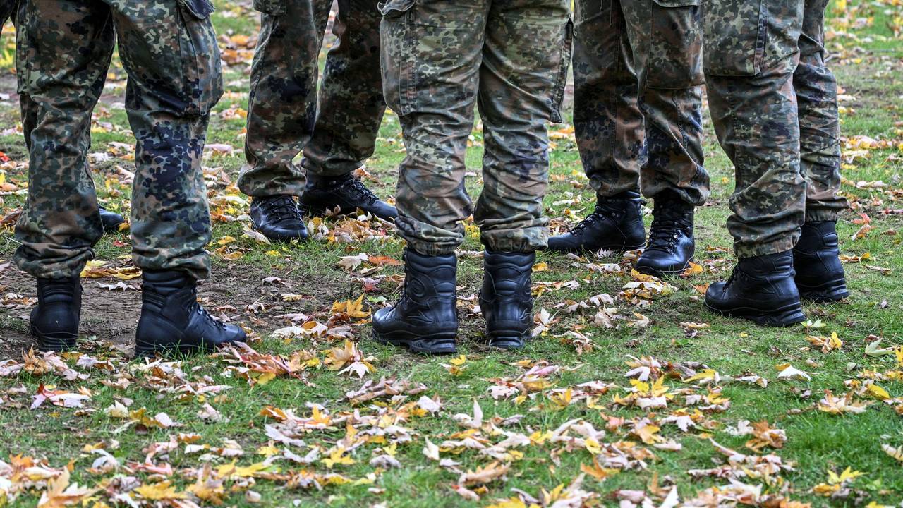 Soldaten der Bundeswehr stehen vor dem feierlichen Gelöbnis im Stadtpark zusammen.