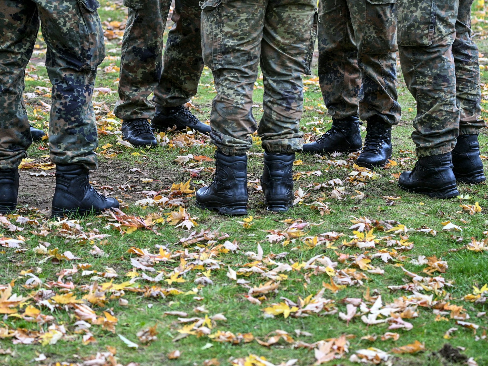 Soldaten der Bundeswehr stehen vor dem feierlichen Gelöbnis im Stadtpark zusammen.