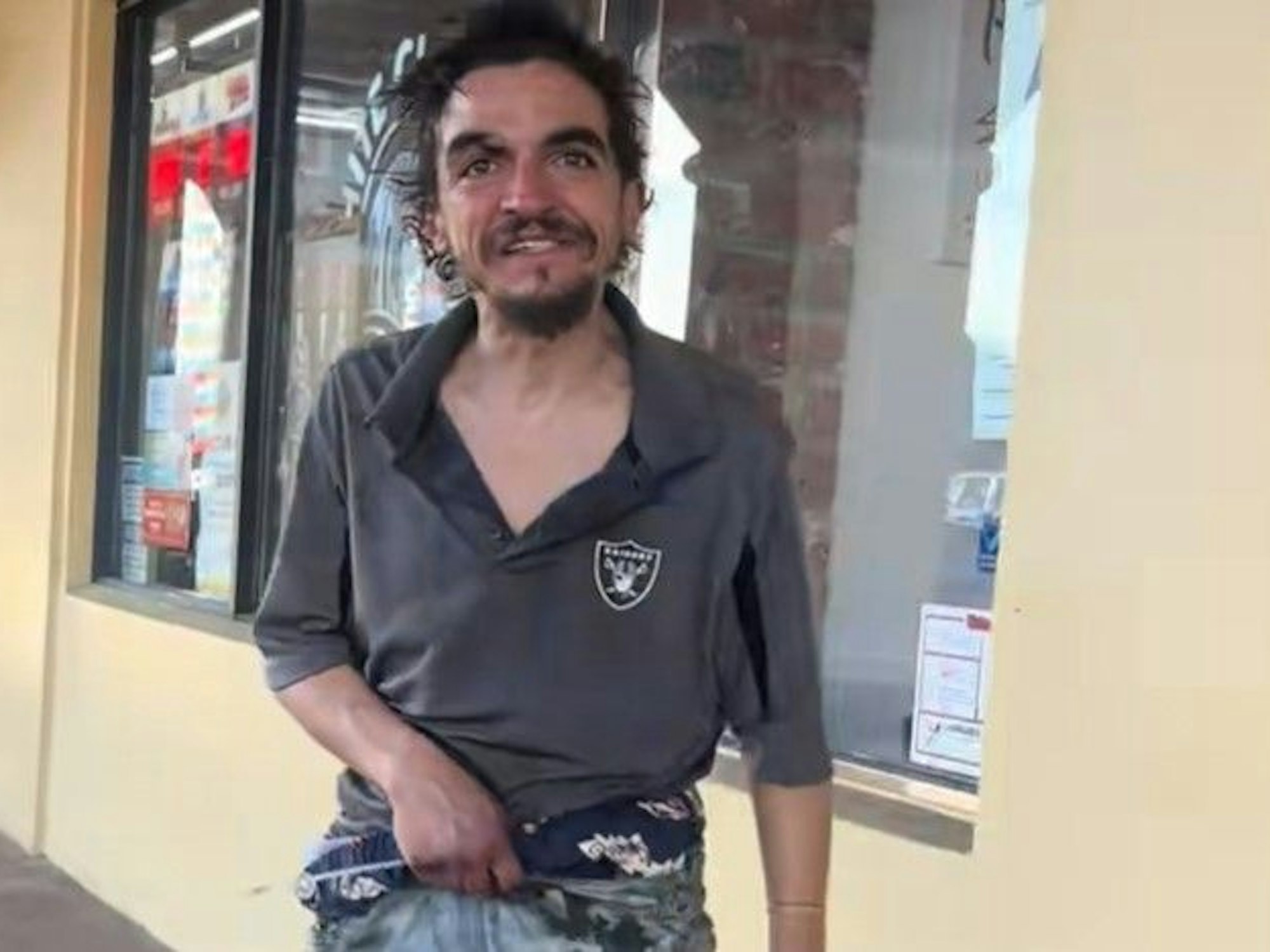 Tylor Chase steht mit zotteligem Bart, erschöpften Augen und unsauberer Bekleidung auf der Straße.