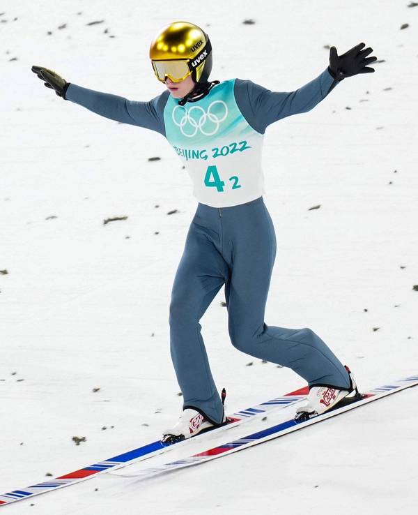 Danil Sadrejew bei der Landung nach einem Versuch im Skispringen.