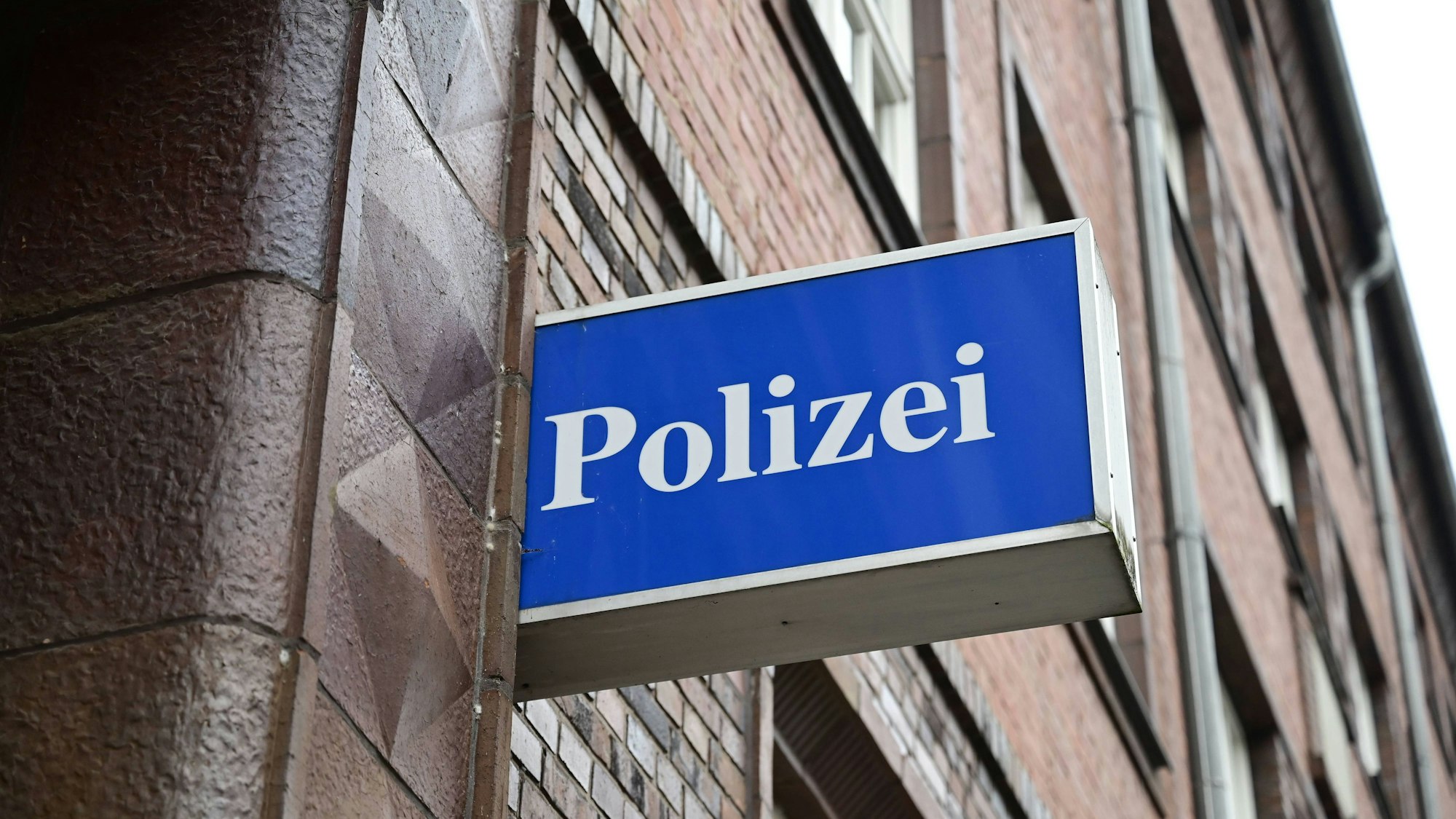 Ein Polizeischild ist an einem Gebäude angebracht
