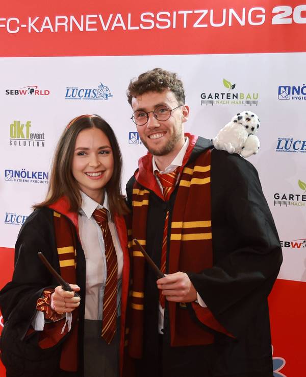 Luca Waldschmidt und Freundin Gianna bei der Karnevalssitzung im „Harry Potter-“Kostüm.
