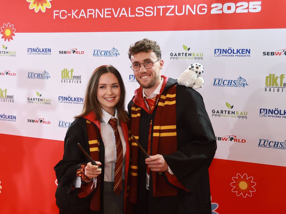 Luca Waldschmidt und Freundin Gianna bei der Karnevalssitzung im „Harry Potter-“Kostüm.