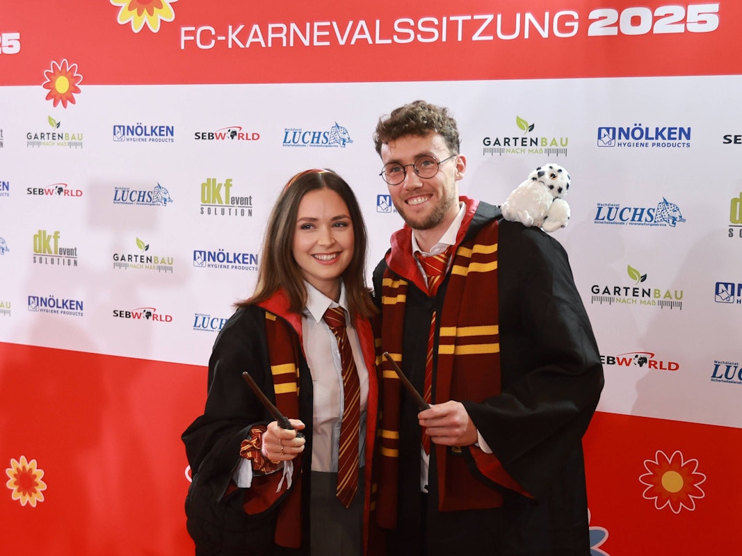 Luca Waldschmidt und Freundin Gianna bei der Karnevalssitzung im „Harry Potter-“Kostüm.