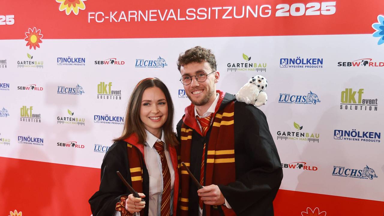 Luca Waldschmidt und Freundin Gianna bei der Karnevalssitzung im „Harry Potter-“Kostüm.