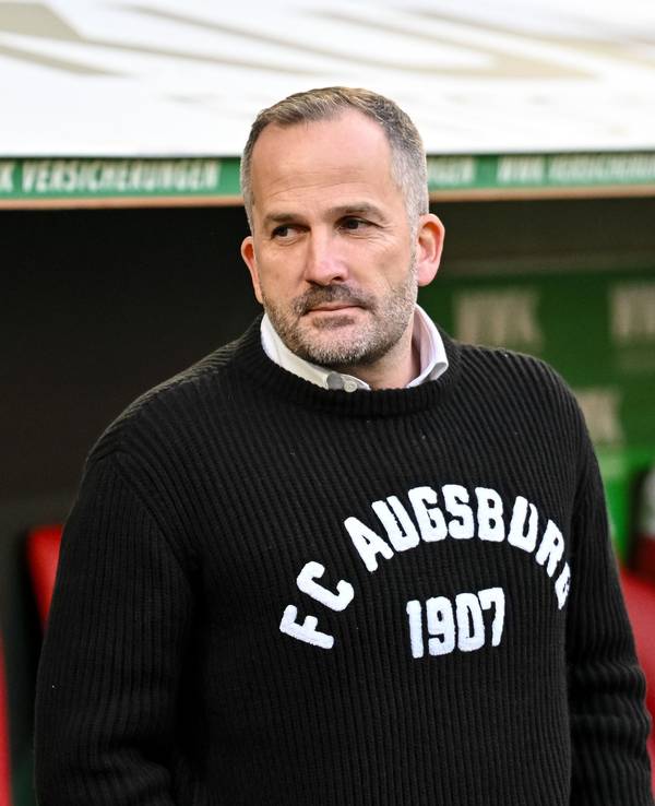 Trainer Manuel Baum (FC Augsburg) steht vor dem Spiel im Stadion.