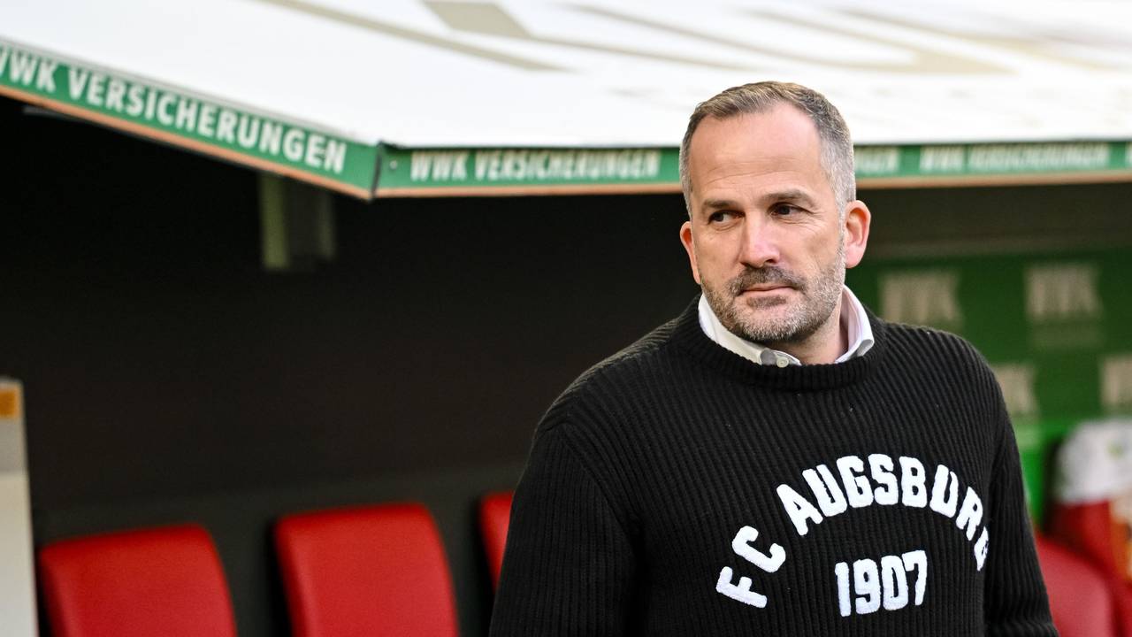 Trainer Manuel Baum (FC Augsburg) steht vor dem Spiel im Stadion.