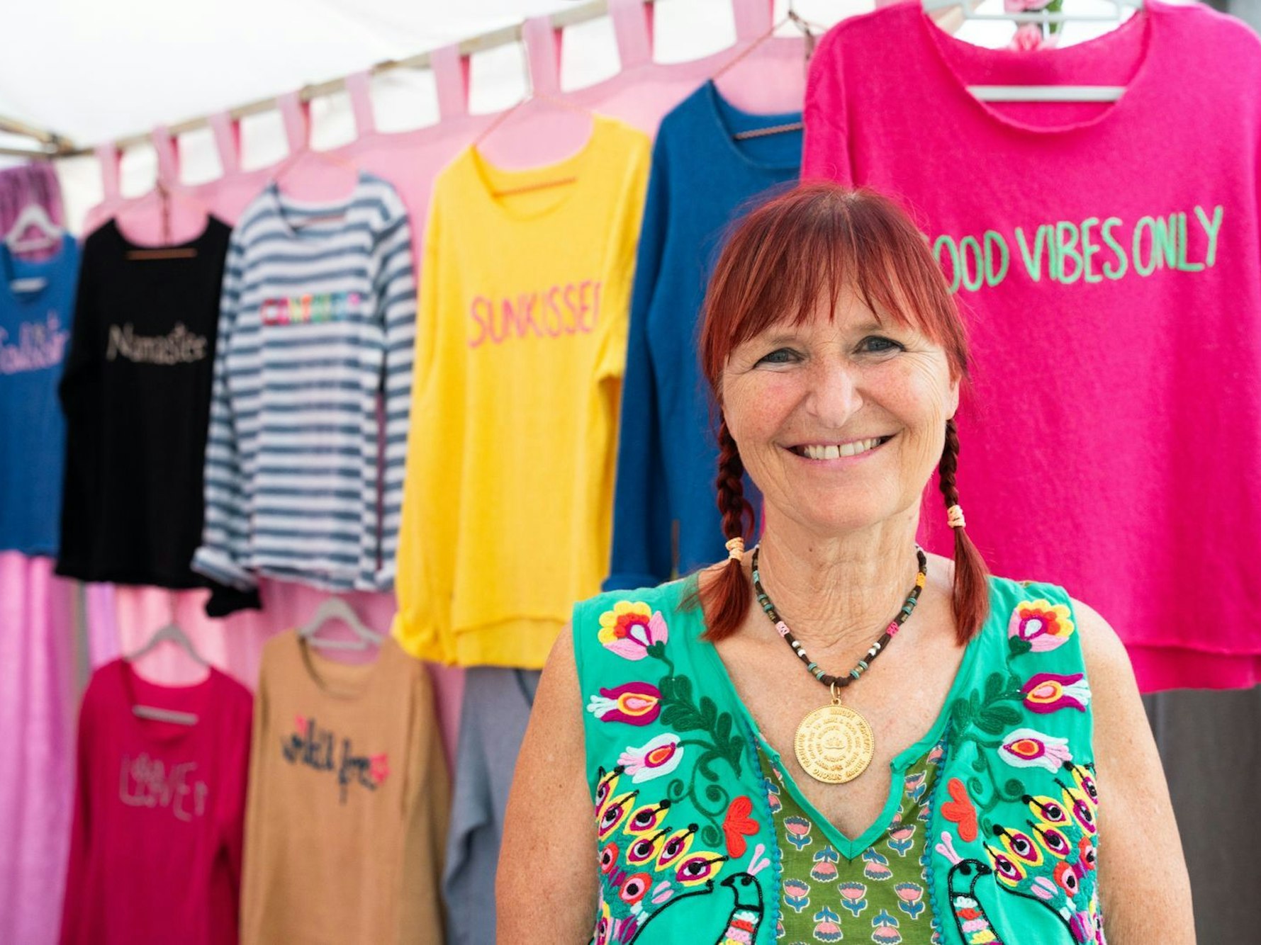 Auf Ibiza könne sie sich kreativ „viel mehr austoben“ als in Deutschland, sagt Elke Clörs in der ZDF-Reportage. (Bild: ZDF/Lara Schatz)