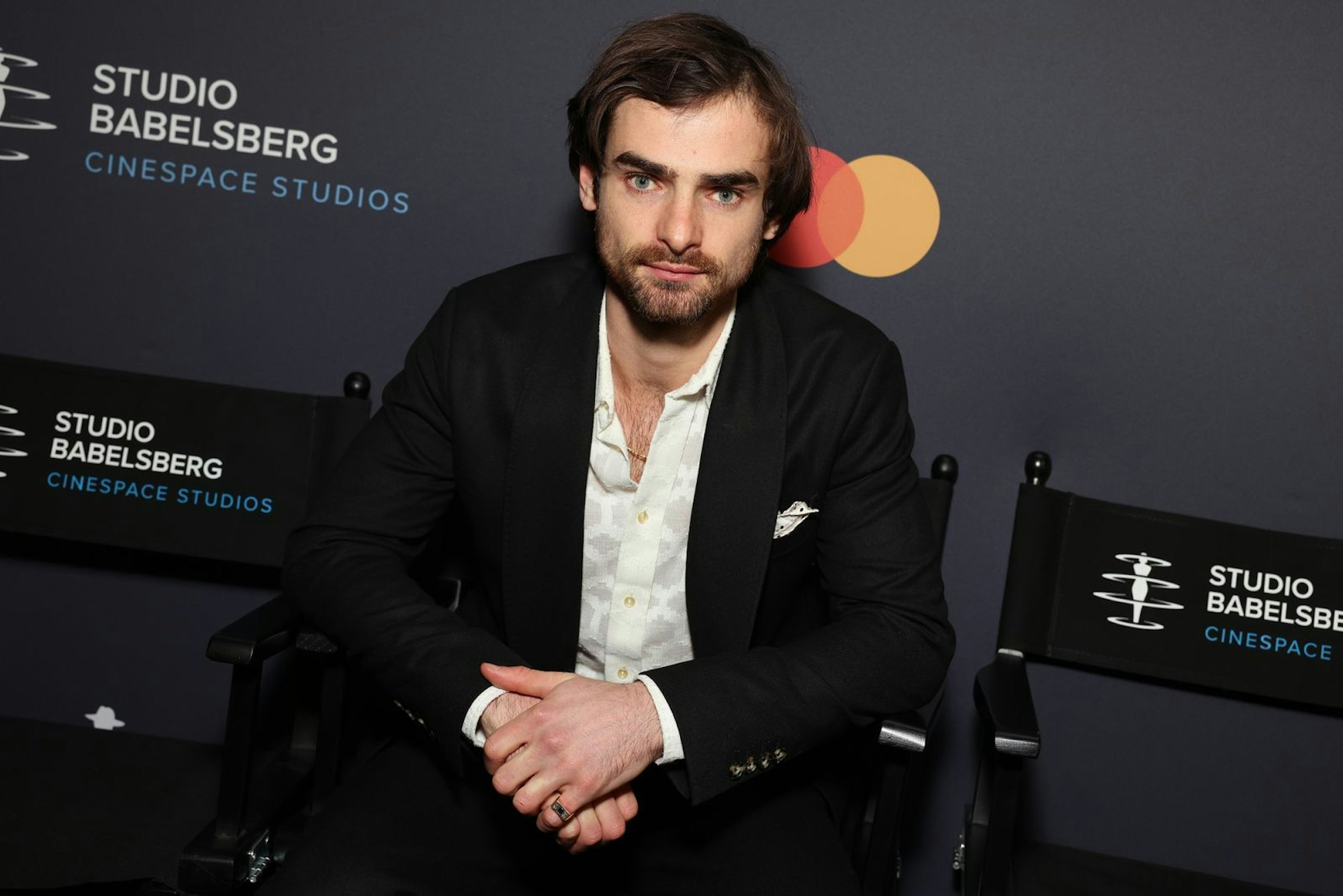 In der neuen sechsteiligen ARD-Serie „Schwarzes Gold“ übernimmt Aaron Hilmer eine der Hauptrollen. Die historische Dramaserie erzählt vom Ölboom in der Lüneburger Heide, als die erste erfolgreiche Erdölbohrung im idyllischen Wietze Realität wurde. Ab Montag, 22. Dezember, ist die Serie in der ARD Mediathek abrufbar. (Bild: 2025 Getty Images/Gerald Matzka)