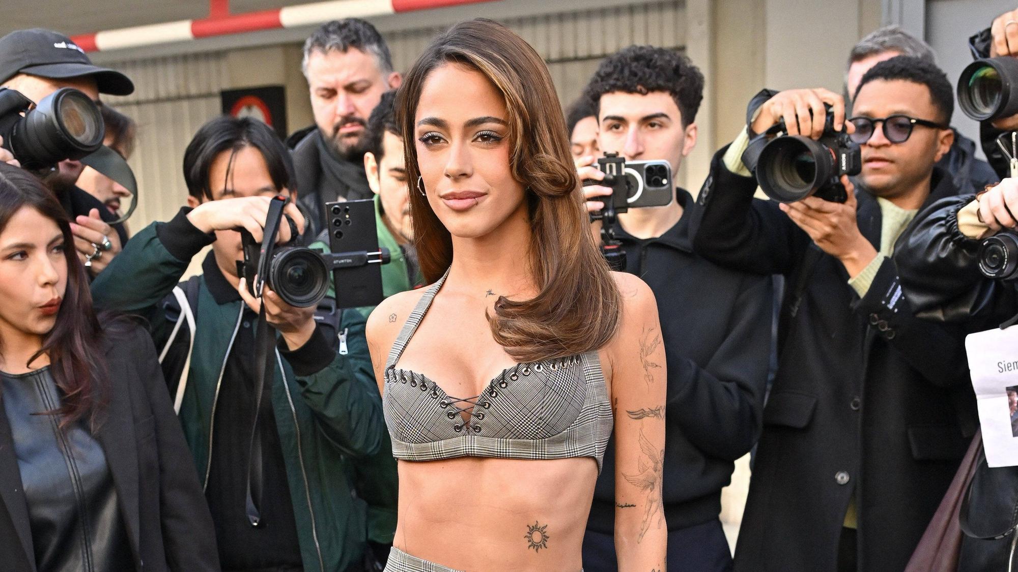 Tini Stoessel posiert bei der Fashion Week in Paris.