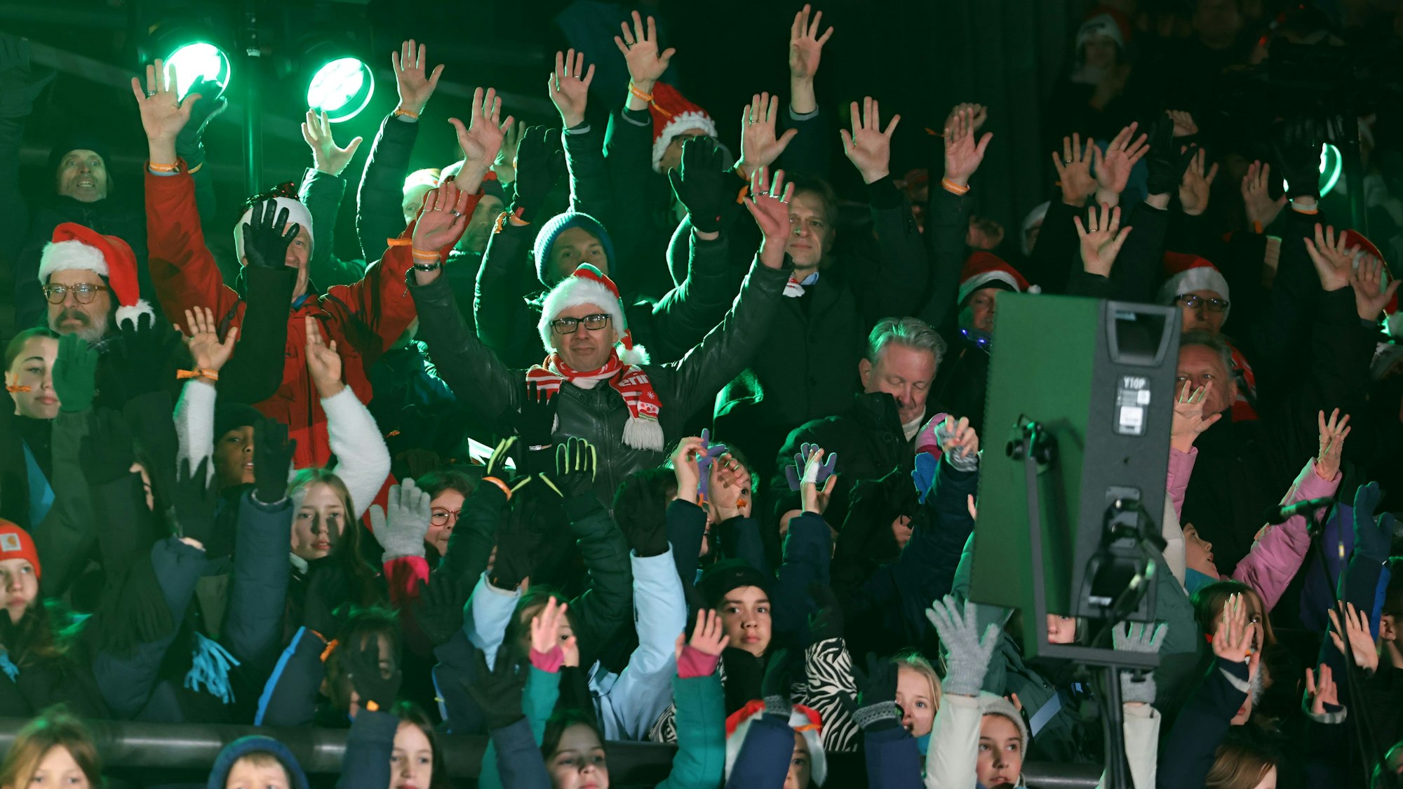 Gäste im Kölner Stadion beim Weihnachtsleeder-Singe.