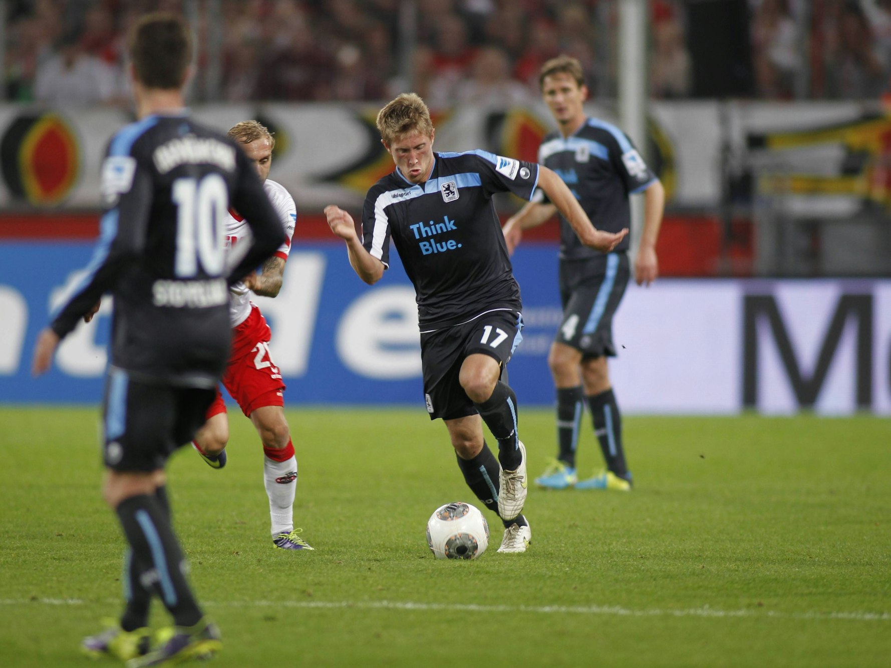 Sebastian Hertner behauptet den Ball gegen Marcel Risse.