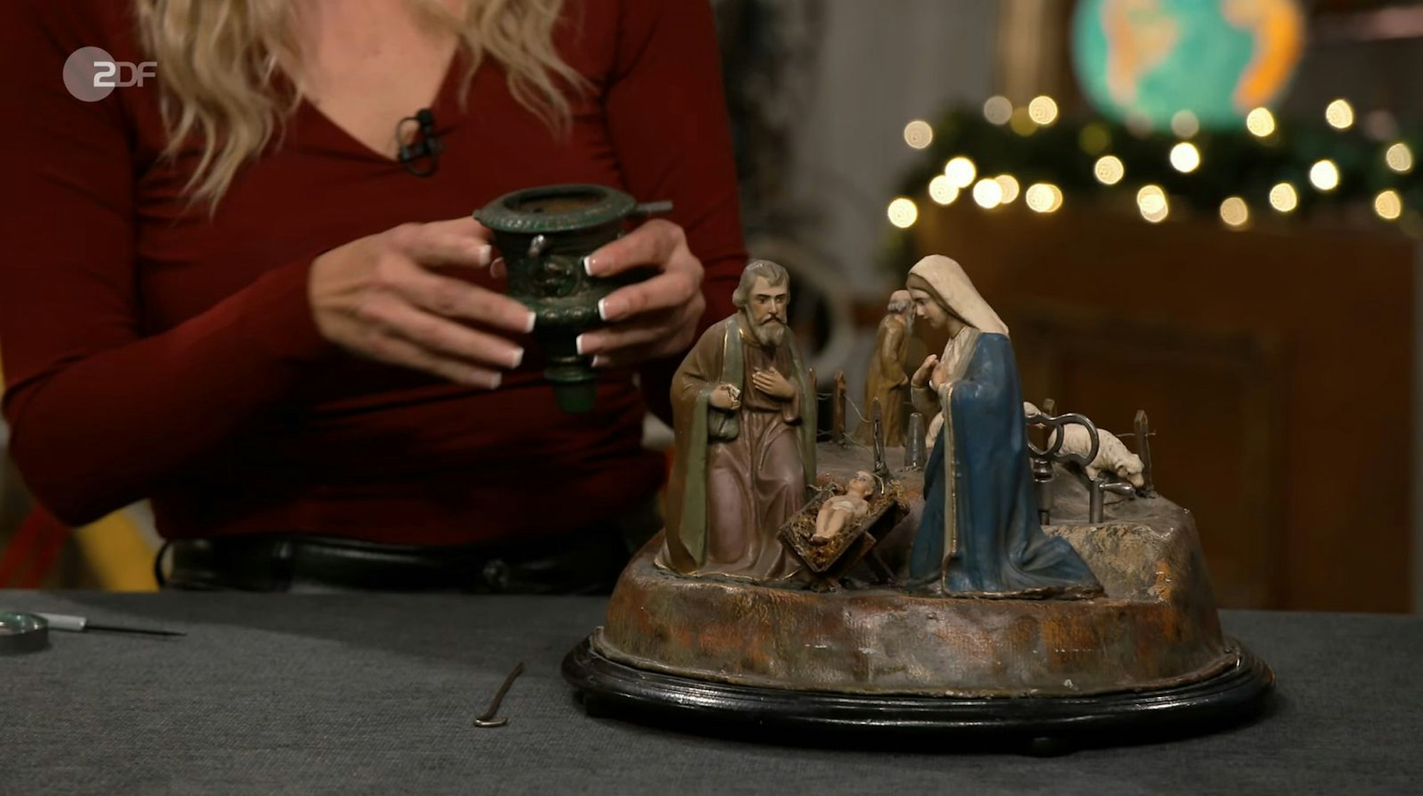 Eine historische Krippe kam bei „Bares für Rares“ auf den Händlertisch. (Bild: ZDF)