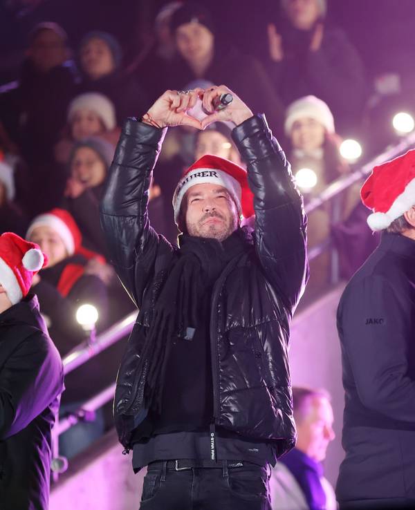 „Loss mer Weihnachtsleeder singe“ im Rhein-Energie-Stadion: Die Räuber auf der Bühne.