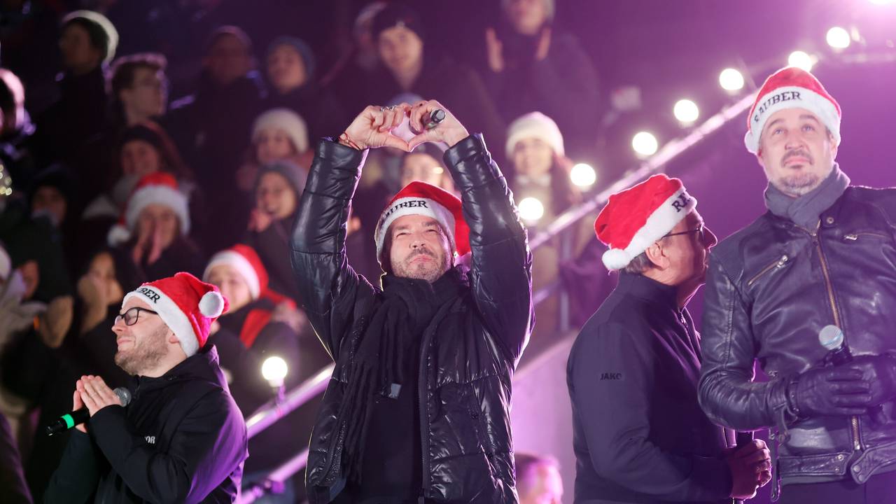 „Loss mer Weihnachtsleeder singe“ im Rhein-Energie-Stadion: Die Räuber auf der Bühne.