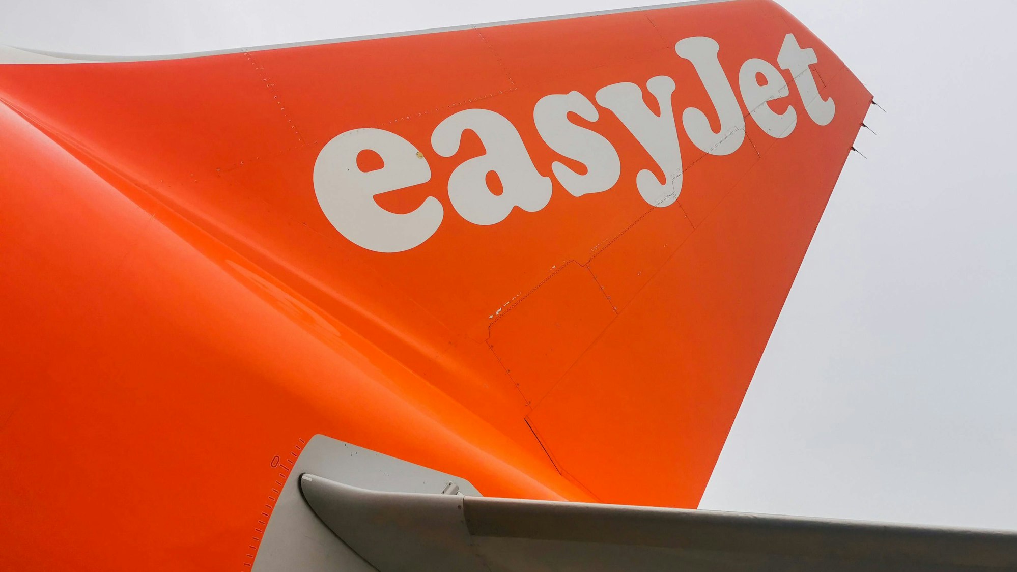 Flugzeugheck von Beata Zawrzel mit weißen Buchstaben