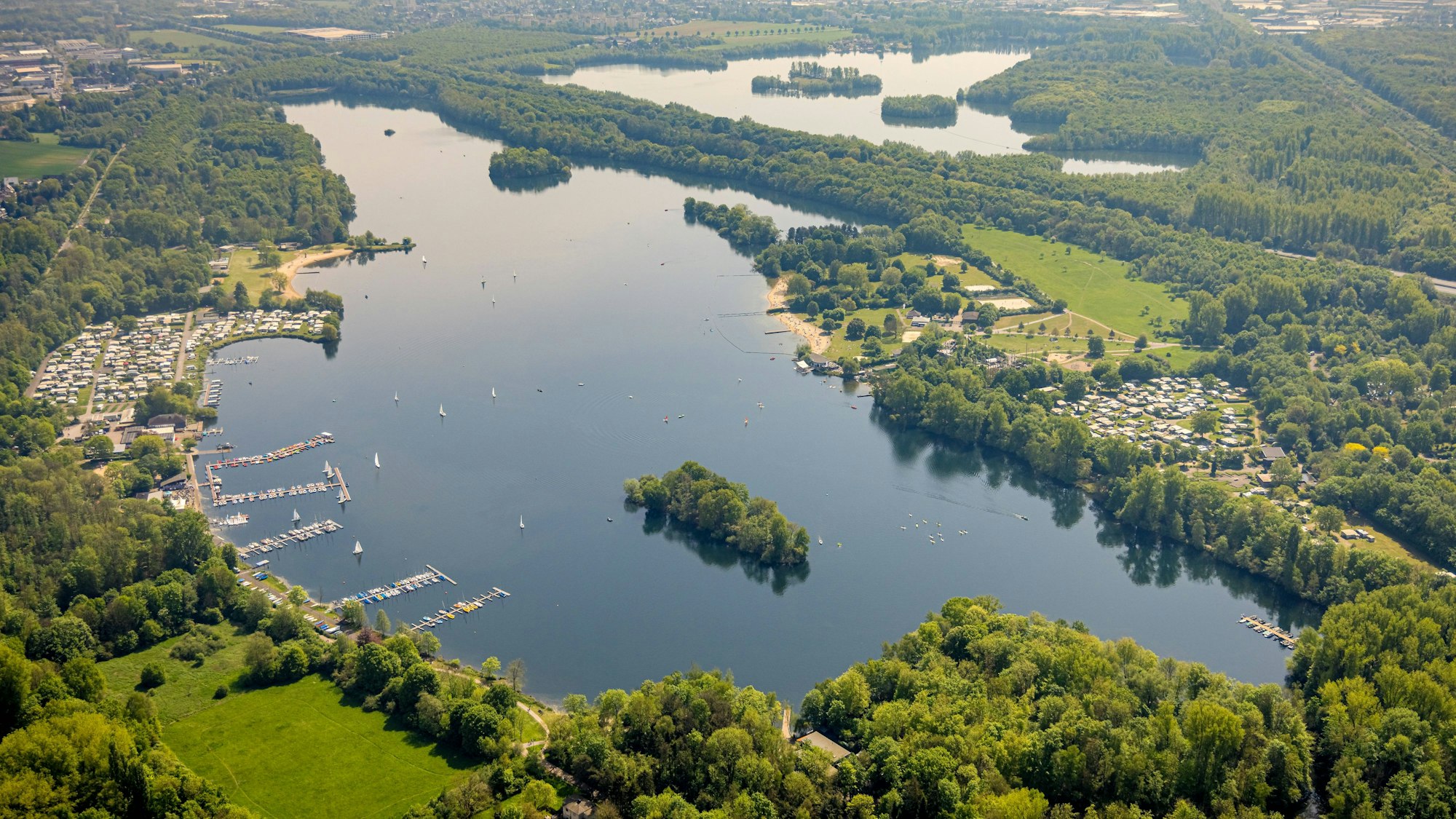 Luftaufnahme einer Seenplatte zwischen Wäldern