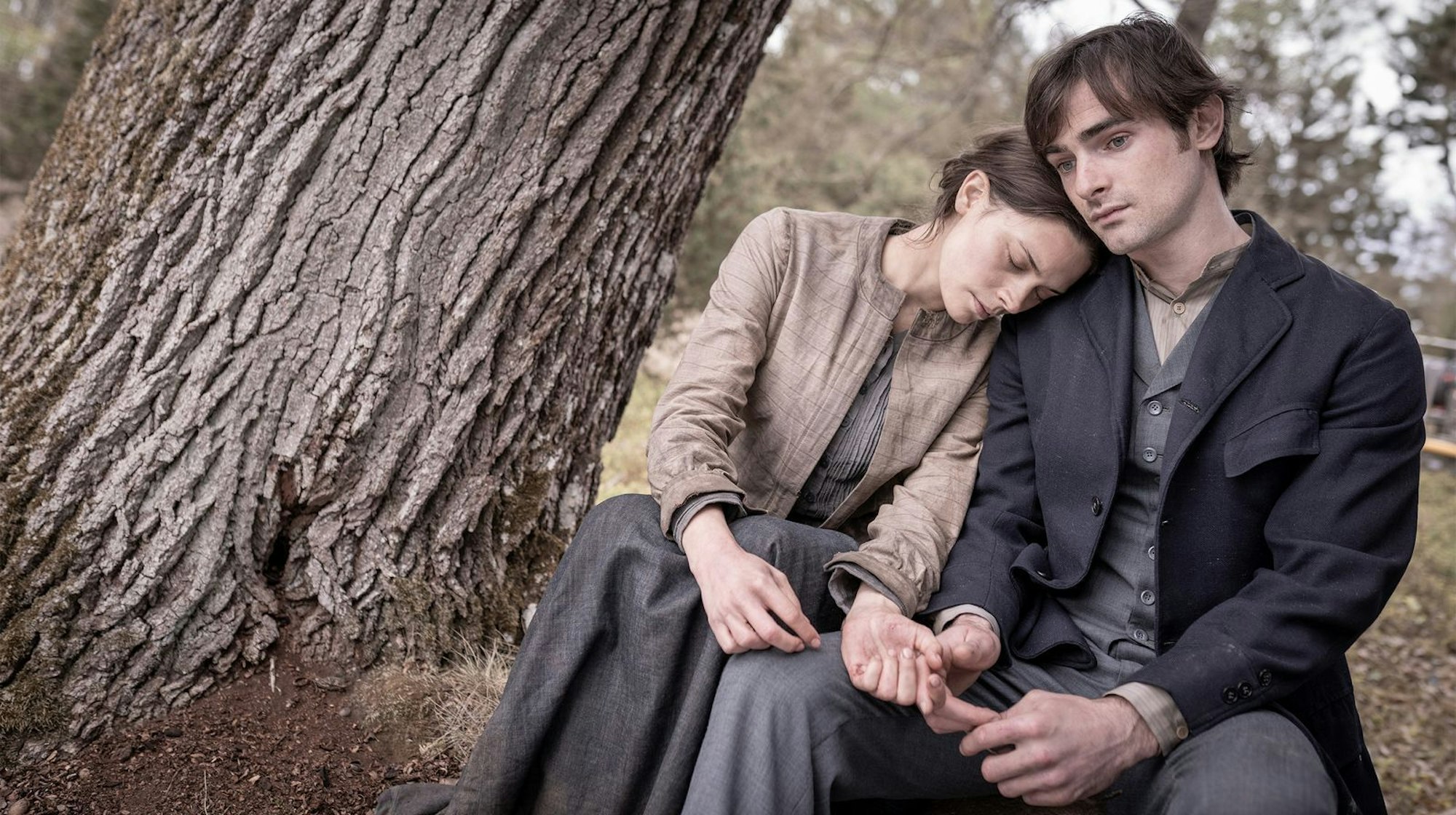 Johanna Lambert (Harriet Herbig-Matten) und Richard Pape (Aaron Hilmer) kennen sich schon seit ihrer Kindheit. (Bild: NDR/Boris Laewen)