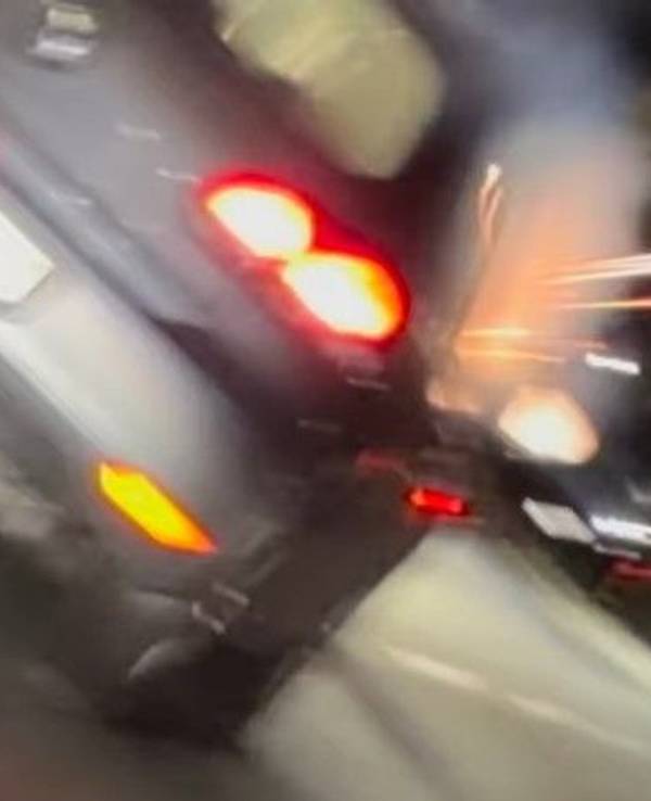 Der Versuch von Jungs, eine Rakete aus dem Auto abzuschießen, geht schief.