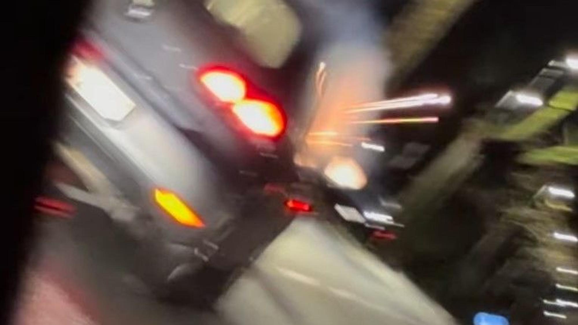 Der Versuch von Jungs, eine Rakete aus dem Auto abzuschießen, geht schief.