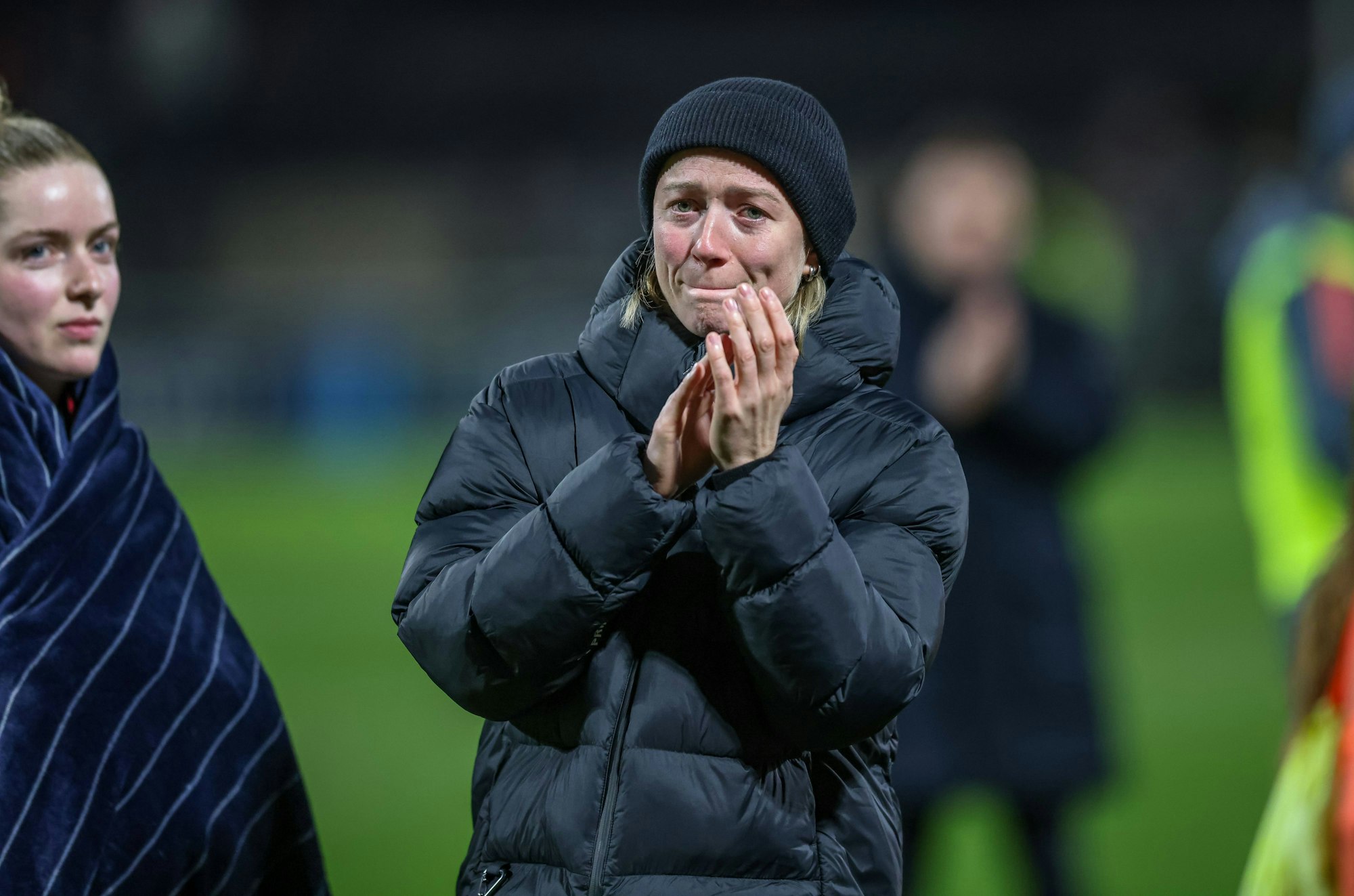 Lea Schüller weint und applaudiert den Fans.