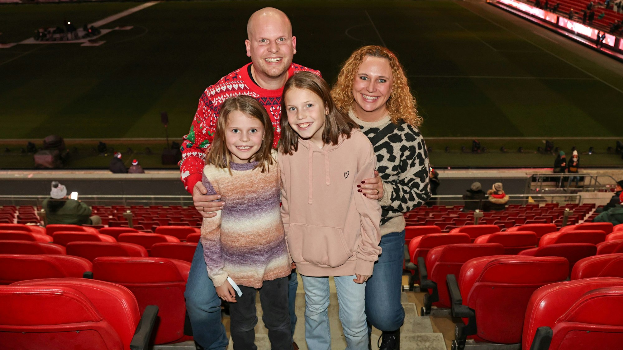 Die designierte Jungfrau Aenne mit Familie im Kölner Stadion.