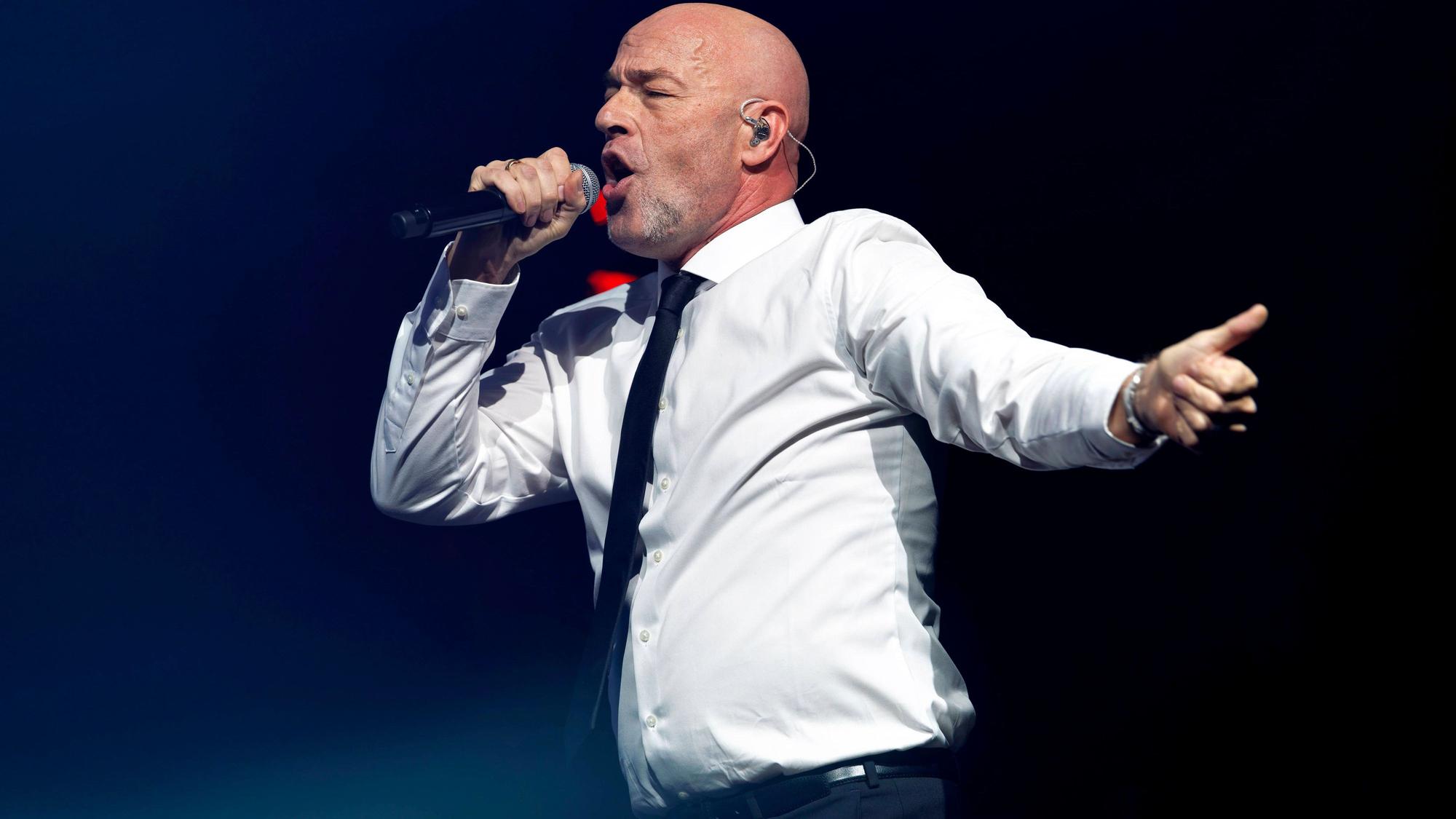 Frontmann Der Graf von der Band Unheilig beim Konzert in Köln.