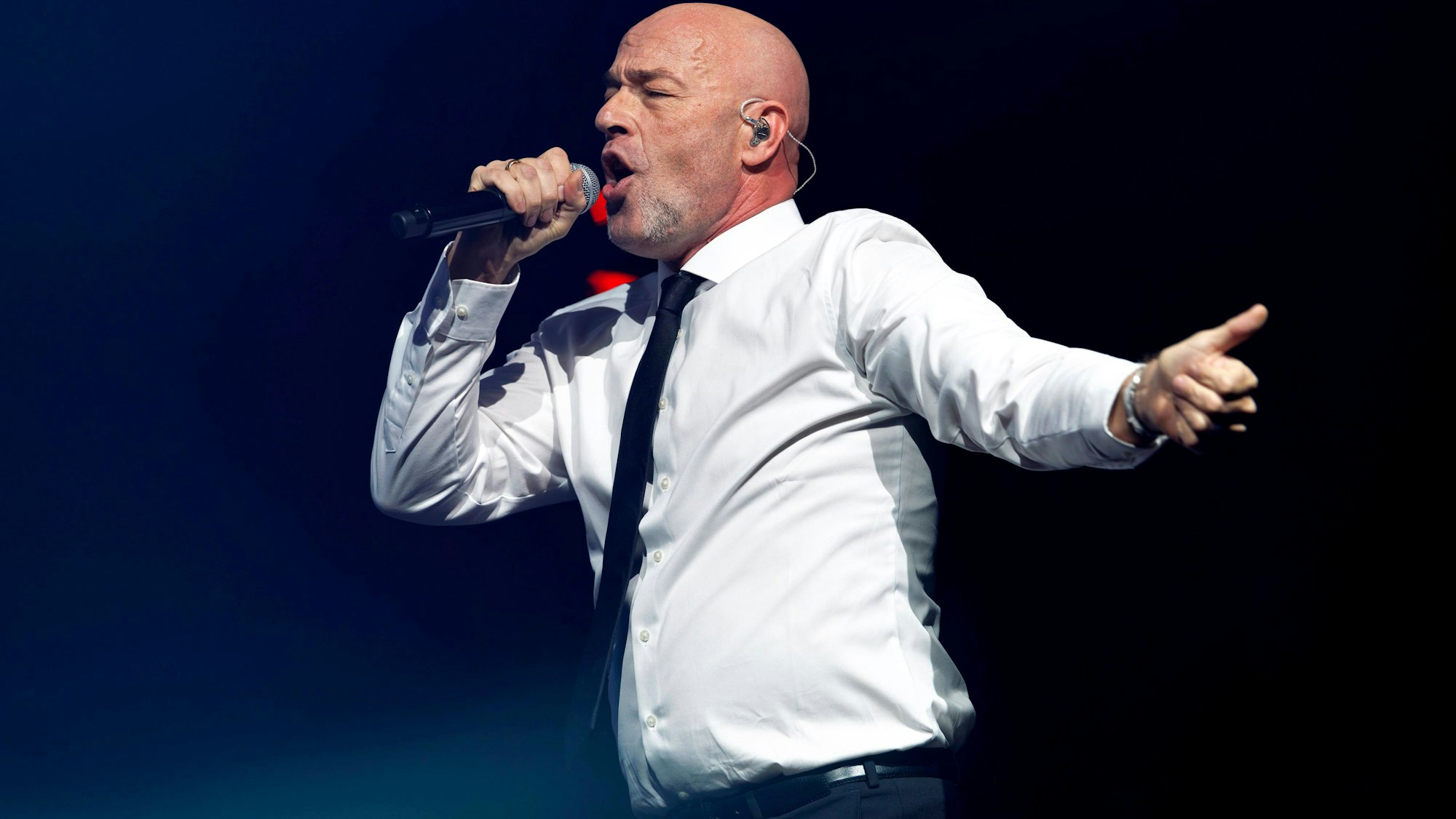 Frontmann Der Graf von der Band Unheilig beim Konzert in Köln.