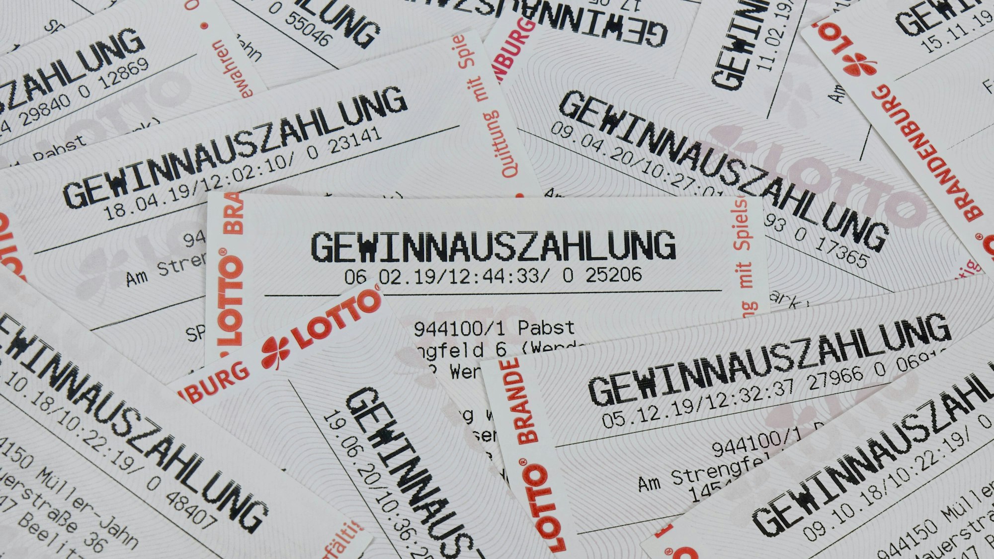 Viele Scheine zur Gewinnauszahlung liegen übereinander