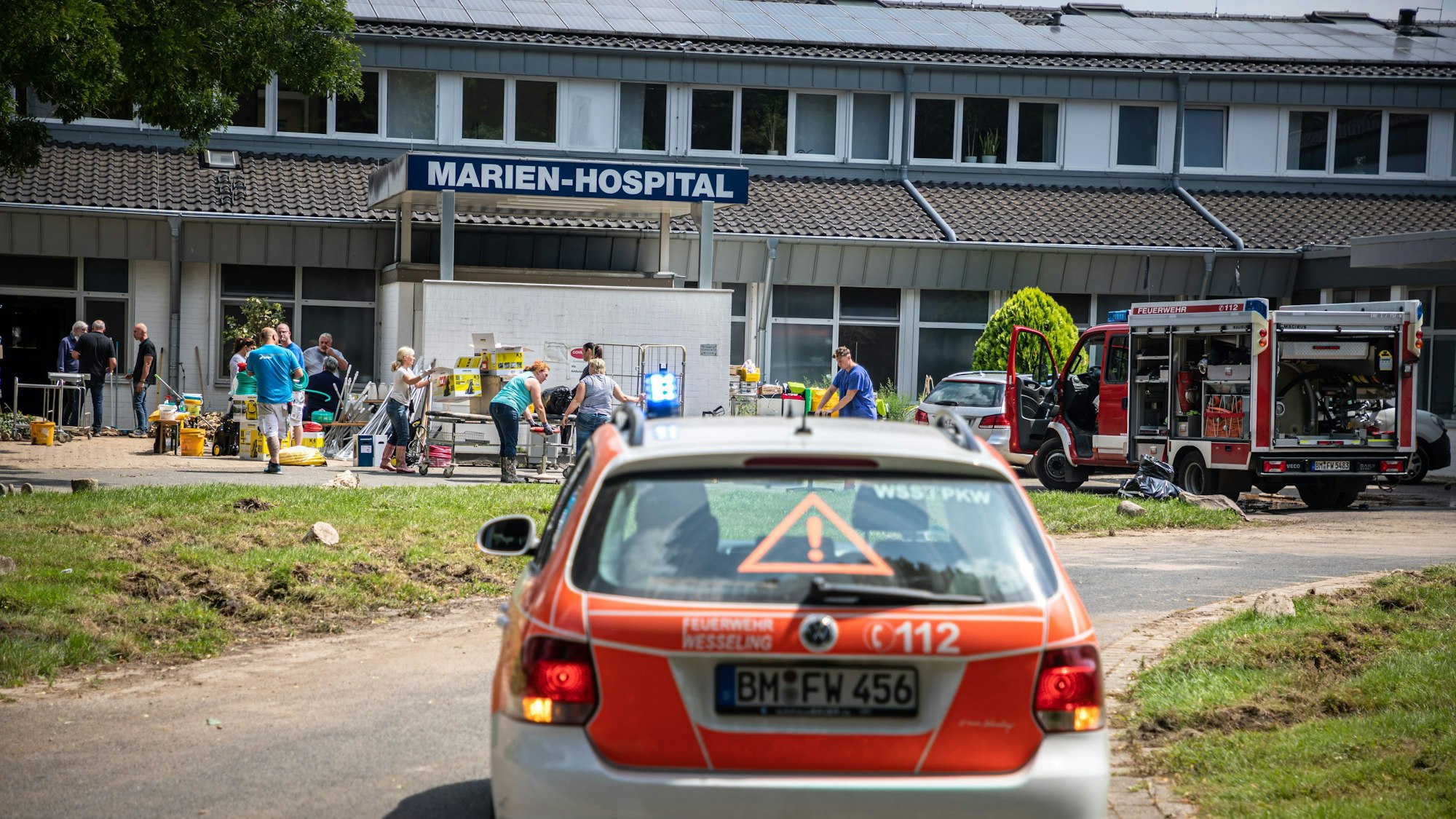 20.07.2021, Erftstadt: Helfer beseitigen am Marien-Hospital im Ortsteil Lechnich die Schäden. Das Krankenhaus war überflutet worden. Massive Regenfälle haben im Rhein-Erft-Kreis für verheerende Überschwemmungen gesorgt, die Aufräumarbeiten dauern an. Foto: Matthias Heinekamp