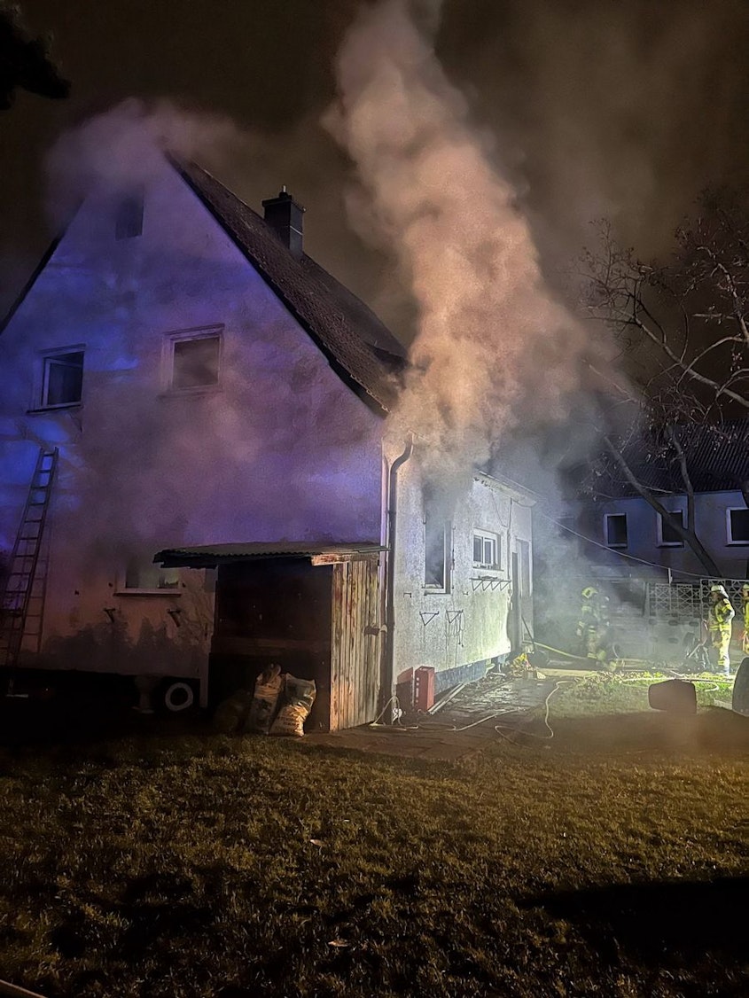 Feuerwehrmann in einer ausgebrannten Küche.