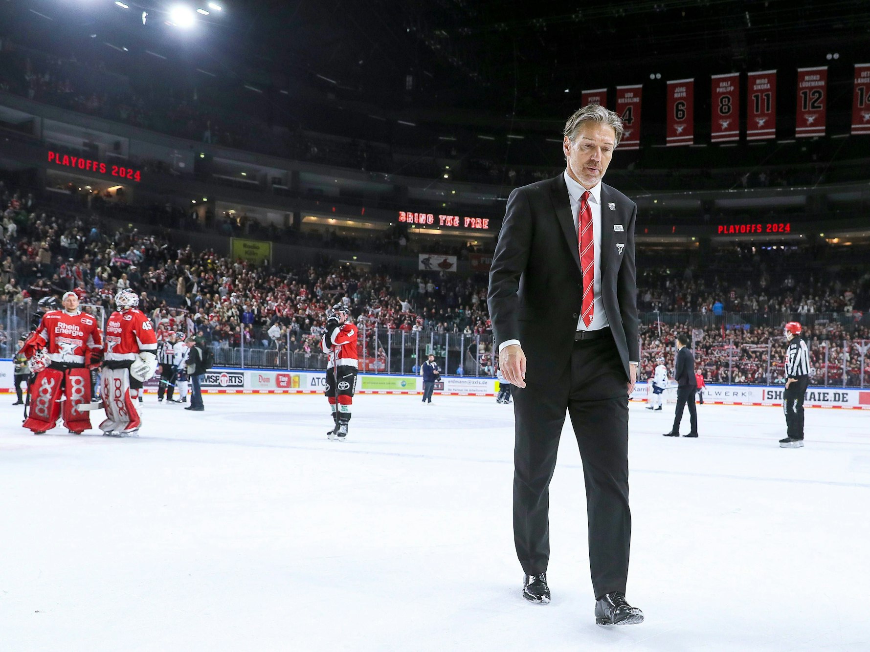 Uwe Krupp geht nach einer Niederlage vom Eis.