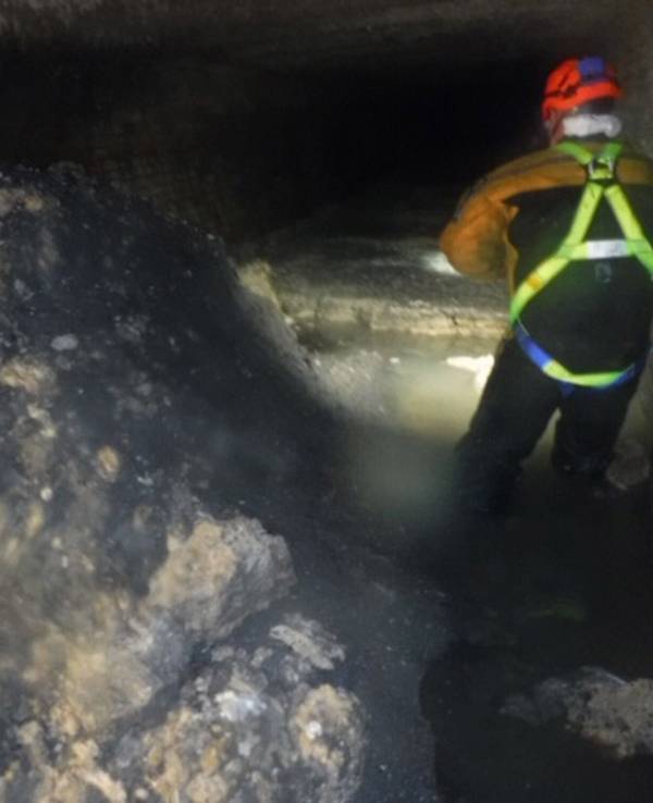 Dieses undatierte Foto, herausgegeben vom Wasserversorgungsunternehmen South West Water zeigt einen Teil eines riesigen Fettbergs, der einen Abwasserkanal in der südenglischen Grafschaft Devon verstopft.