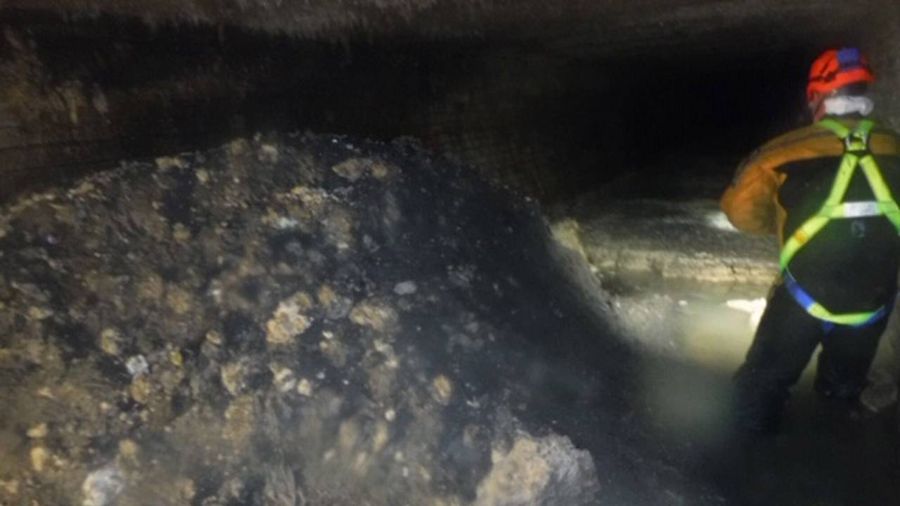 Dieses undatierte Foto, herausgegeben vom Wasserversorgungsunternehmen South West Water zeigt einen Teil eines riesigen Fettbergs, der einen Abwasserkanal in der südenglischen Grafschaft Devon verstopft.