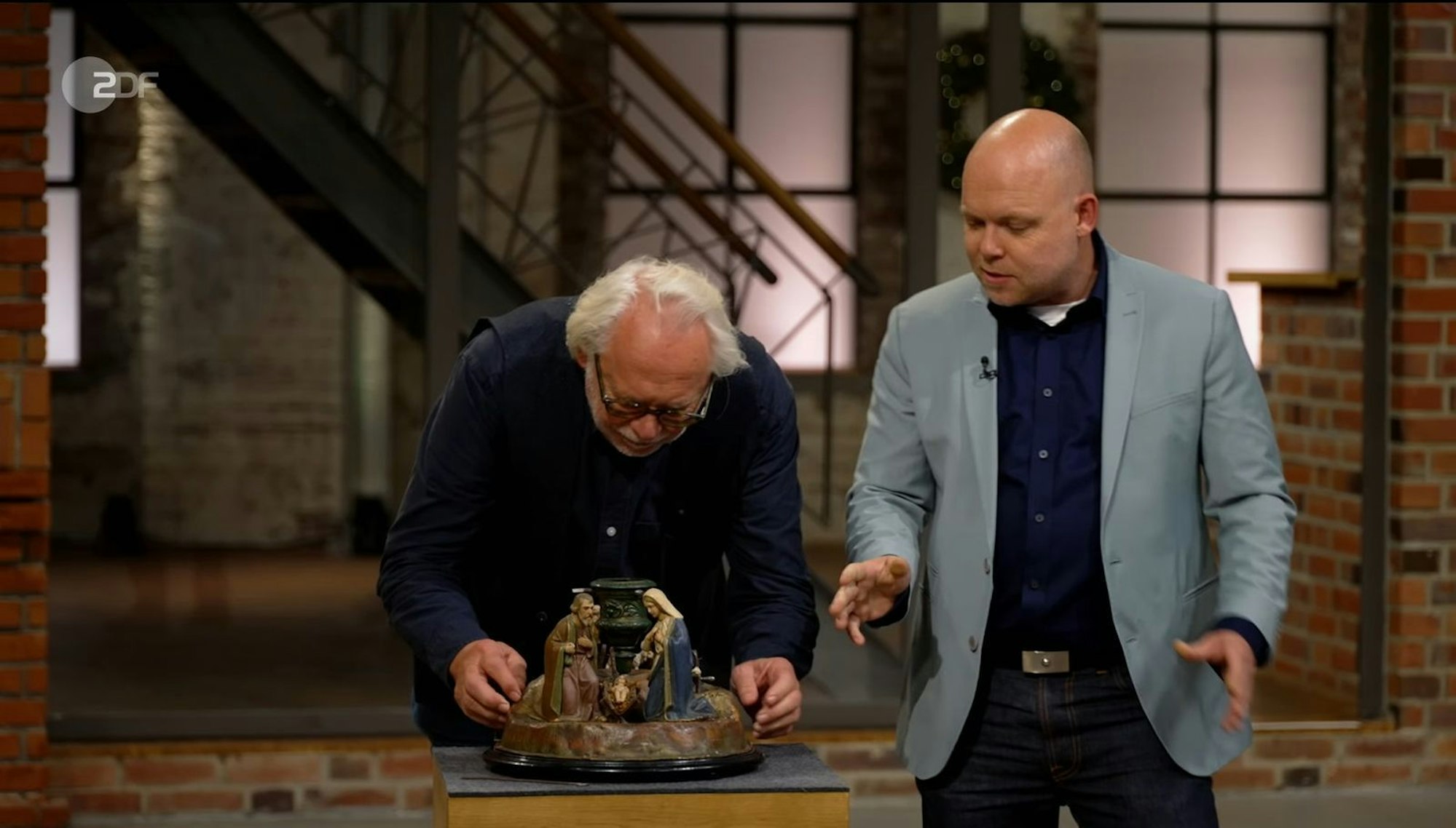 Benjamin Leo Leo (rechts) und Friedrich Häusser nahmen das Mitbringsel genau unter die Lupe. (Bild: ZDF)