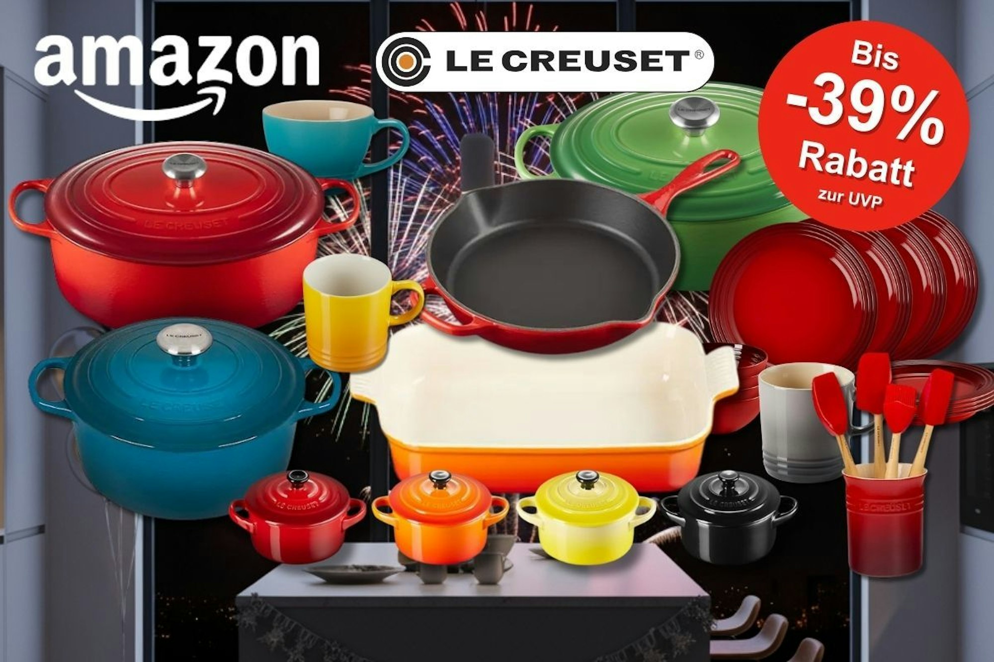 Eine edle Küche mit einem Silvester Feuerwerk vor dem Fenster, davor Le Creuset Küchenprodukte in verschiedenen Farben und Modellen, darunter Bräter, Pfannen, Tassen und Auflaufformen – in Schwarz, Rot, Blau, Grün und Orange.