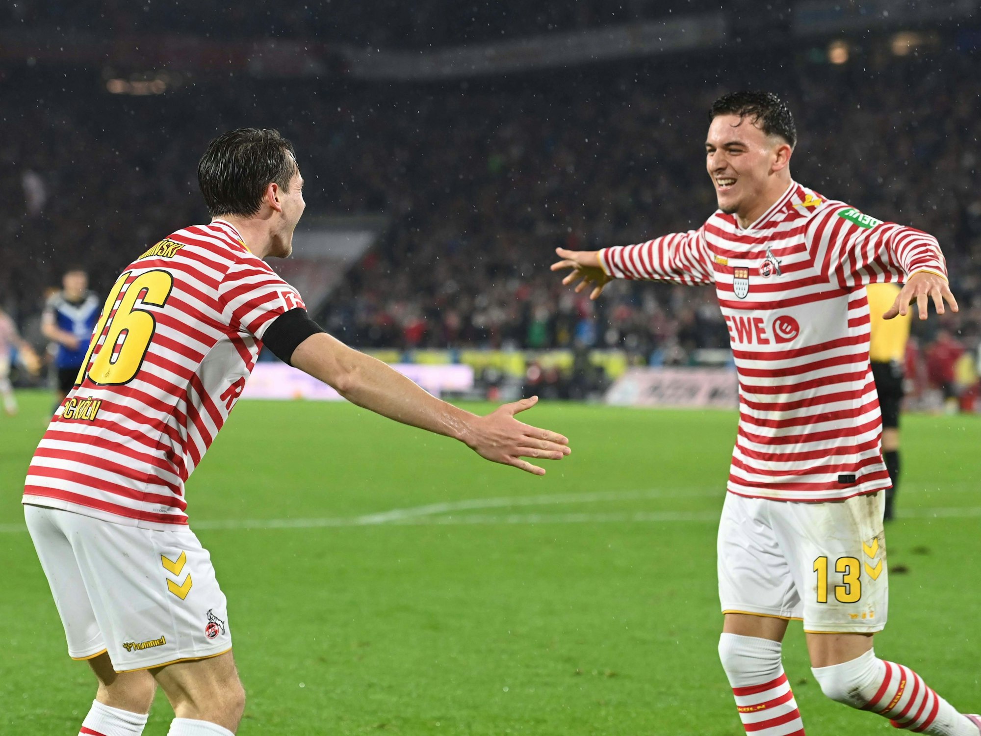 Said El Mala und Jakub Kaminski jubeln gegen Hamburg.