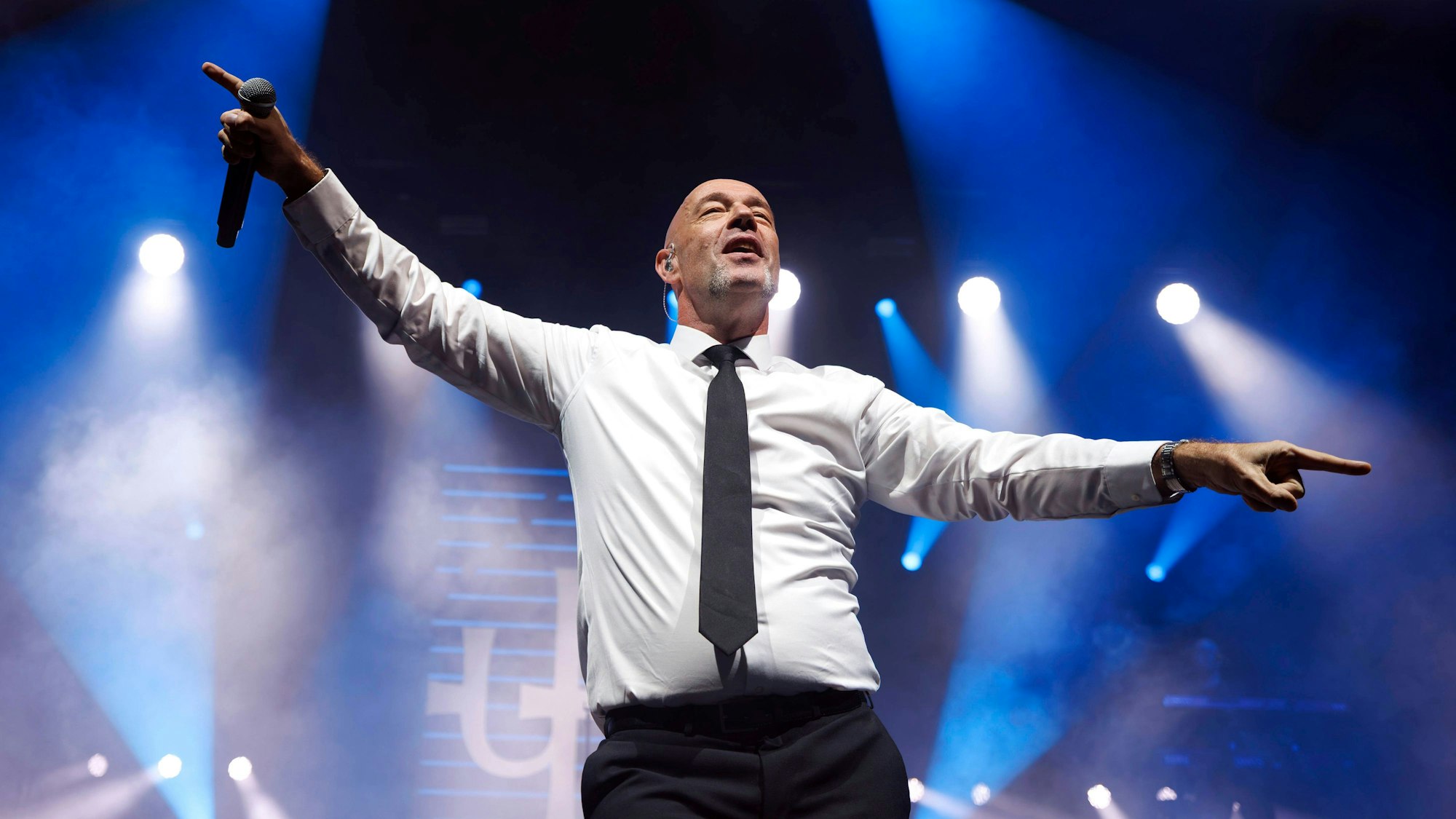 Frontmann Der Graf von der Band Unheilig beim Konzert in Köln.