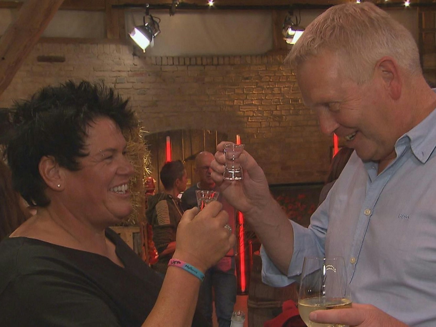 Die 55-Jährige flirtet beim Wiedersehen mit Bauer Jörg. (Bild: RTL)