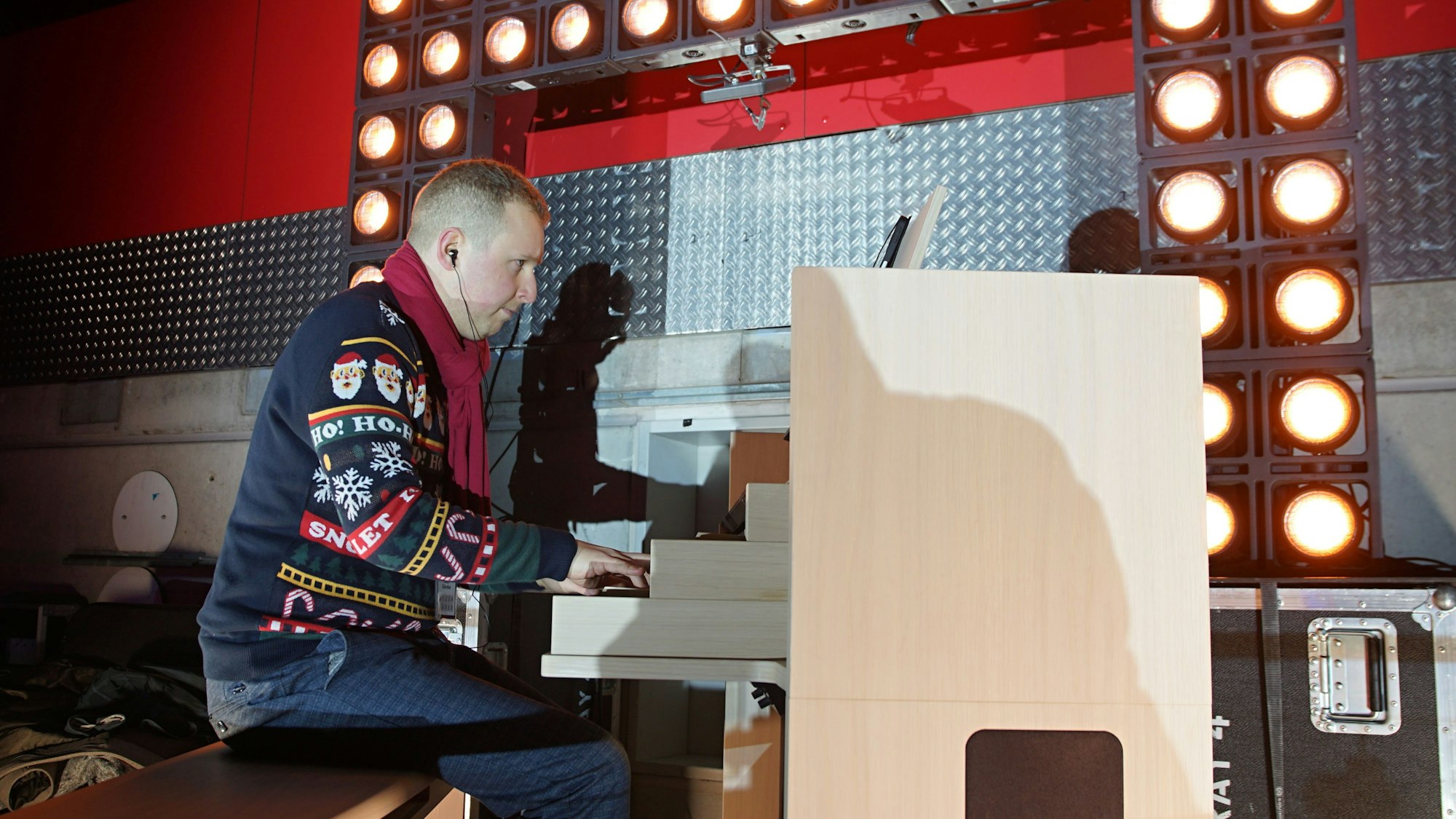 Alexander Grün an der Orgel.