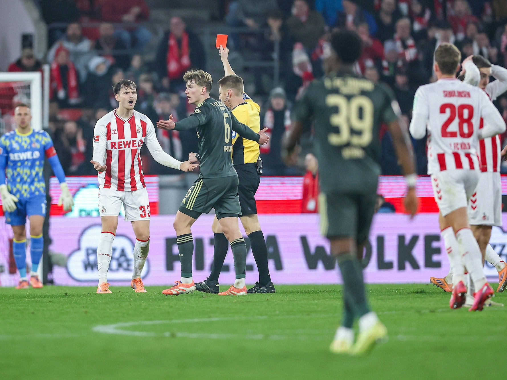 Rav van den Berg sieht gegen Union die Rote Karte.